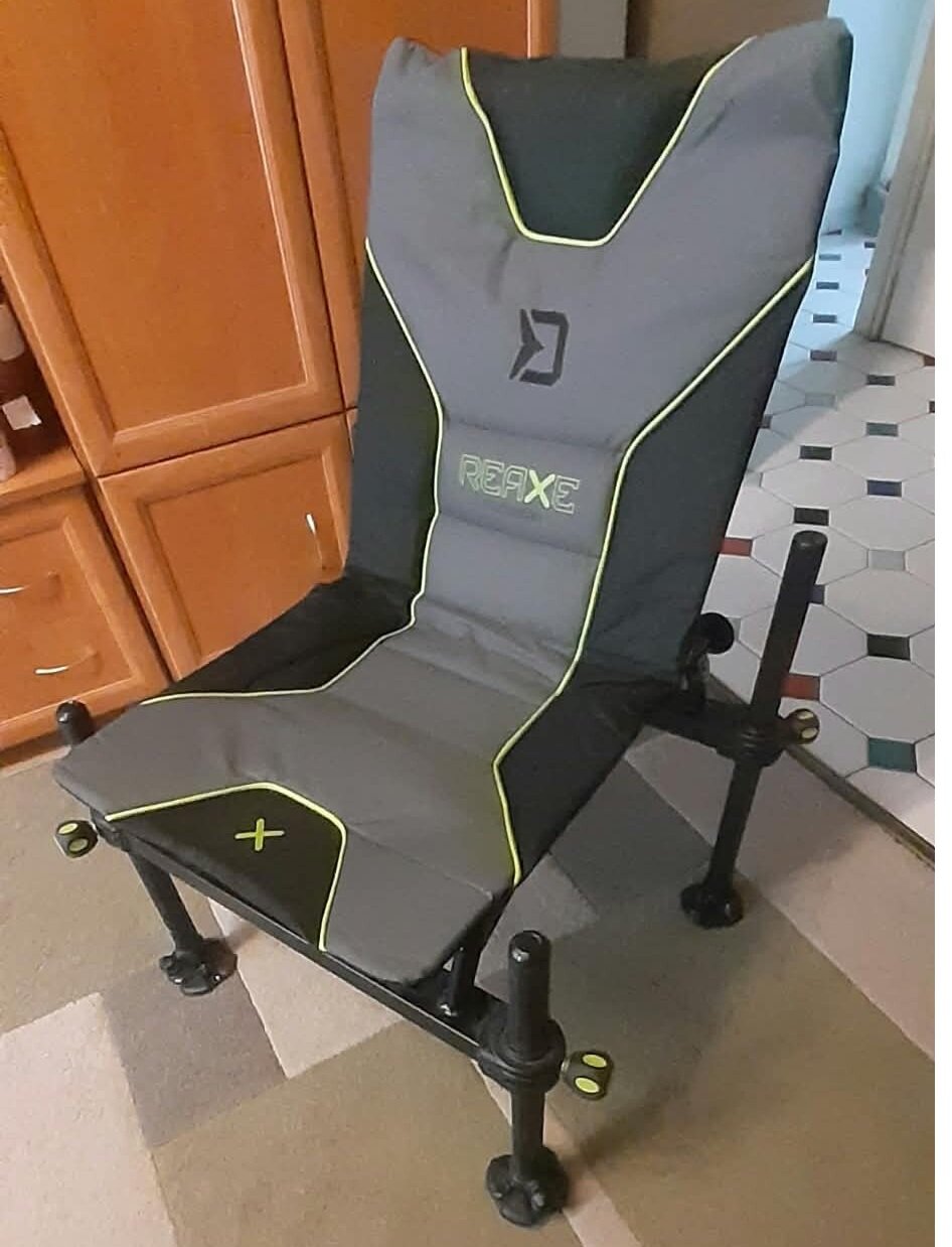 Delphin Reaxe feeder szék