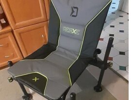 Delphin Reaxe feeder szék