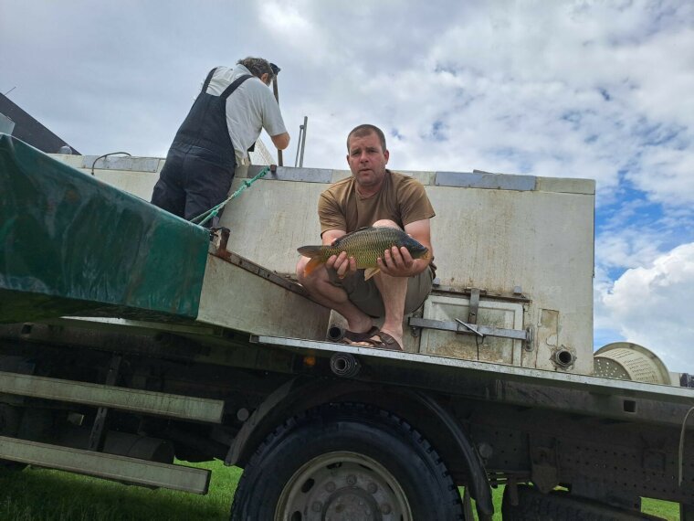 2,400 kg of catchable carp were caught in our six still waters
