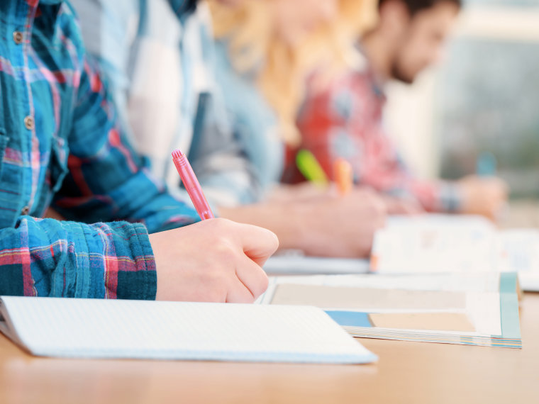 Unentschieden zwischen den Teams, die das Schulquiz leiten