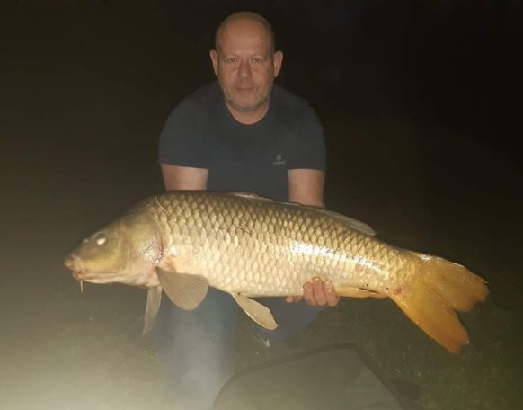 Szombathelyi Csónakázó tavon fogta baráti pecán a képen látható szép pontyot Sasvári Antal. A kifogott ponty 10 kg körüli volt. A hal egy gyors  fotózás után visszanyerte szabadságát! Köszönjük!