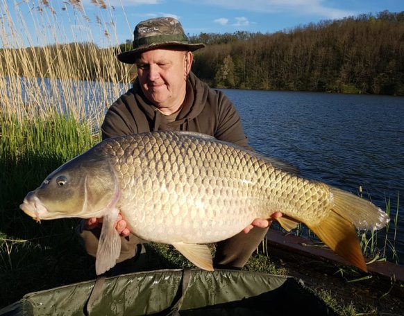 Április 25-30-ig Mozsár Gábor, barátja Garamvári Sándor társaságában bojlizott a gersekaráti tavon. Mostoha időjárási körülmények ellenére sikerült szákba terelni jó néhány 6 és 13 és kiló közötti  pontyot! A halak fényképezés és mérlegelés után visszanyerték szabadságukat!