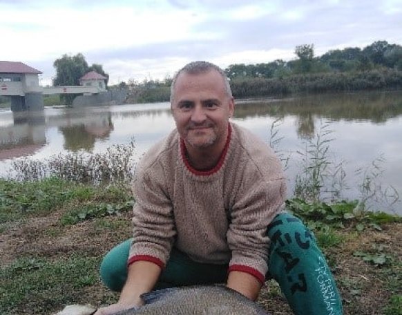 Takács Krisztián a Celldömölki Lokomotív HE. tagja a Rába folyó nicki szakszán fogta 2020. szeptember 29-én a képen látható óriási dévérkeszeget, melyhez szívből gratulálunk! 
A hal a fotózás után visszaengedésre került.