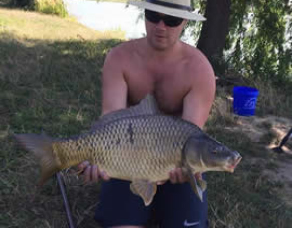 Szép fogás a vasi vizeken. A hal mérlegelés után visszaengedésre került!