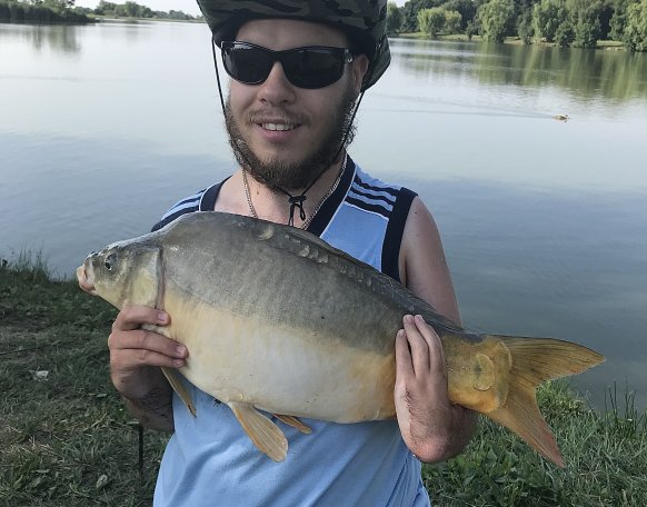 A mai nap délelőttjén sikerült megakasztanom, majd egy izgalmas fárasztást      követően a matracra fektetnem eddigi életem legnagyobb halát: egy 4,5 kg-os pontyot! 
Nem igazán tudom szavakba önteni az örömöm, a büszkeségem, elvégre a korlátaim ellenére is elkönyvelhetem ezt a sikert. 
Ezúton is köszönöm a Szövetség munkáját, Önök nélkül nem lehetne a mai horgászatom a legszebb emlékeim egyike! 🙂🐟🙏