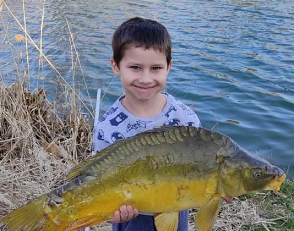 Hajós Leó fiatal pecásunk fogta ezt a méretes pontyot a Magyarszecsődi-tavon. A hal 58 cm hosszú és 6kg súlyú volt, mely a fotózás után egyszerre visszanyerte szabadságát. Köszönjük és gratulálunk!