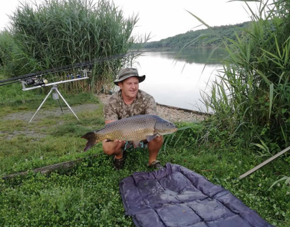 Szép fogás a vasi vizeken. A hal mérlegelés után visszaengedésre került!