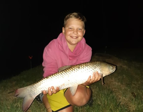 Kolonics Tamás ifjú pecás társunk a képen látható csodálatos amurt fogta a Szövetségünk tagegyesületének a Kőszegi SHE-nek a vízterületén. Szívből gratulálunk!