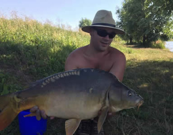 Szép fogás a vasi vizeken. A hal mérlegelés után visszaengedésre került!