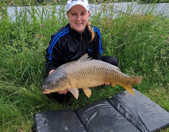 11:30 kor erőteljes húzós kapásra vágtam be, a fárasztás 20 percig tartott.Nagyon örültem a fogásnak mert ekkora halat ezen a tavon még nem fogtam.