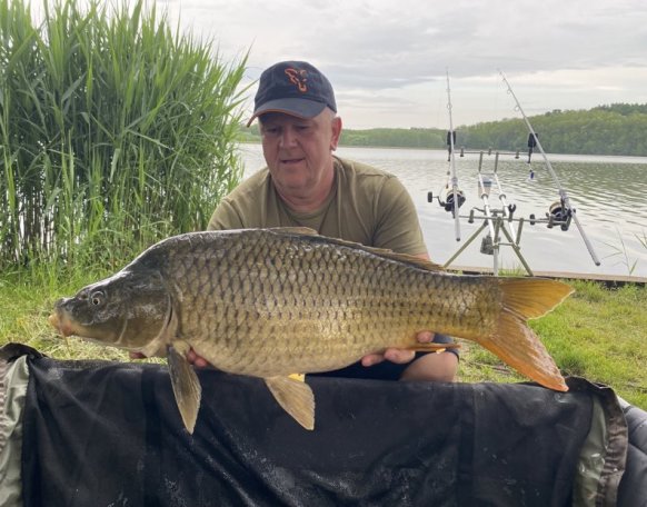 Mozsár Gábor barátjával Garamvári Sándorral töltött el 5 napot Gersekaráton. Az ivási időszak nem kedvezett a nagy halak kapókedvének, de így is sikerült szép 10 kg feletti példányokat szákba terelni, sok kisebb méretű ponty társaságában. 
A halak egy gyors fotózást követően visszaengedésre került, melyet külön köszönünk!