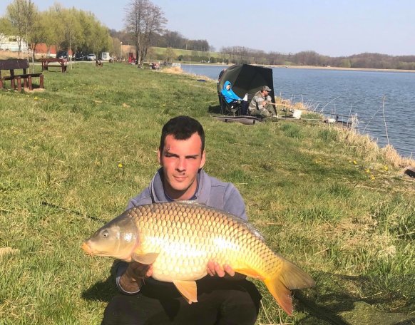 Osbáth Márk horgásztársunk a mai napon fogta a képen látható szép 11 kg-os pontyot a Sárvíz-tavon. Szívből gratulálunk!