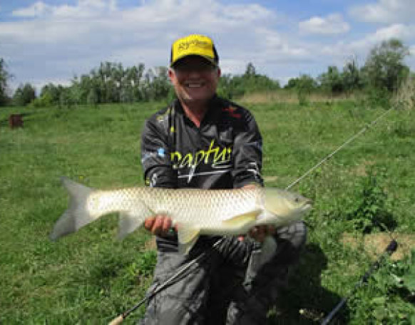 Szép fogás a vasi vizeken. A hal mérlegelés után visszaengedésre került!