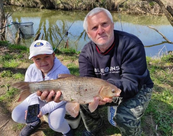 Jakab Sándor horgásztrásunk április 14-én fogta ezt a 40cm-es domolykót a Pinka patakon. A hal egy gyors fotózást követően visszanyerte szabadságát.