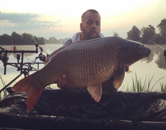 Esztergályos Péter a Magyarszecsődi tavon fogta a képen látható 10+ -os gyönyörű pontyot. Szívből gratulálunk a fogáshoz!