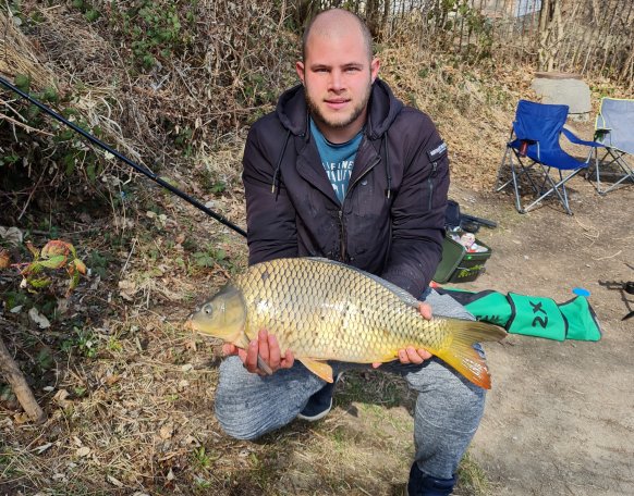 Reggel fel 9-kor ertunk ki baratnommel a vasi skanzen muzeum melletti horgaszhelyre. Negyed 1-ig volt tervbe hogy kint maradunk. 
10 óra körül fogtam egy kicsi compot az volt eletem elso compoja, de utanna nem gondoltam volna hogy jon ez a meglepetes 11:45 kornyeken barackos-szilvas pop-up-ra amit szepen vissza is usztattam egy fenykep utan :)