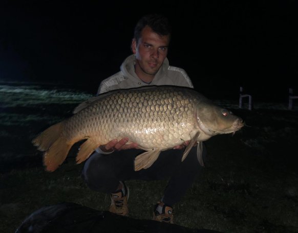 Osbáth Márk horgásztársunknak a gersekaráti tavon akadt horogra ez a szép fogás.