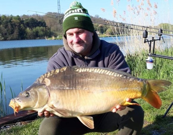 Április 25-30-ig Mozsár Gábor, barátja Garamvári Sándor társaságában bojlizott a gersekaráti tavon. Mostoha időjárási körülmények ellenére sikerült szákba terelni jó néhány 6 és 13 és kiló közötti pontyot! A halak fényképezés és mérlegelés után visszanyerték szabadságukat!