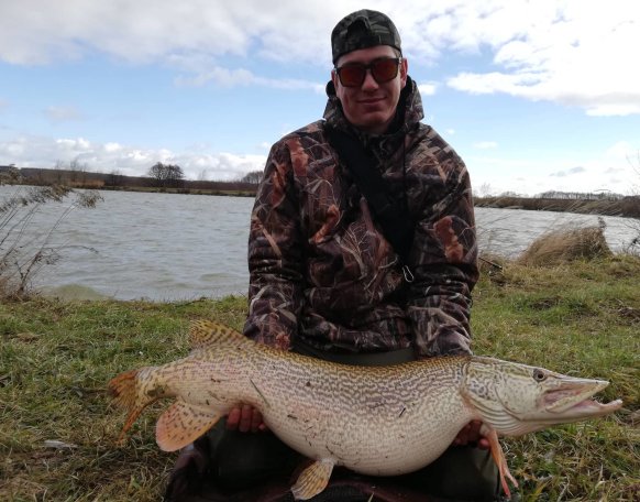 Horváth Szováti András méltóképpen zárta a 2018-as évet 2018. december 31-én délután fogott rekord méretű csukájával. Ezúton is gratulálunk a szép fogáshoz!