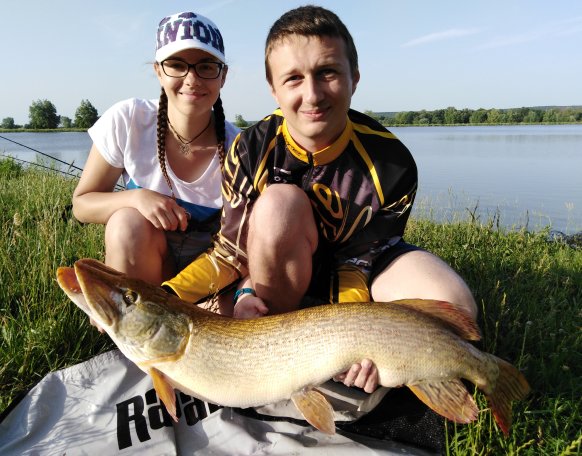 Sziasztok! A Mai napon reggel 06:40-kor megakasztottam és kifárasztottam életem eddigi legnagyobb pergetett halát az Abért-tavon!
A csuka súlya 9.30kg 88cm a farka végéig 100cm!
Amikor helyet váltottunk a Férjemmel ötödik dobásra ránehezedős kapásnak vágtam be és kb. 5perc kemény fárasztás után merítőbe tereltük ezt a nem mindennapi gyönyörű halat. Másodszor voltunk a tavon, de biztos, hogy sűrűn visszatérünk még. :)

Felszerelésem:

Bot: Delphin Toxic 240cm 10-35g
Orsó: Mitchell 300
Zsinór: Kamasaki Super Braid 0.14mm
Előke: Climax Kevlar 9kg
Csali: 8cm twister méz színben

A képen a halat a Férjem tartja!

Természetesen C&R!