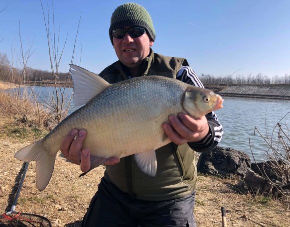 A gát alatt fogtam feederrel.