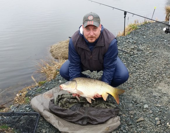 Joó Tamás horgásztársunk a mai napon fogta a képen látható szép pontyot. A hal a fogás után vissza lett engedve az előírásoknak megfelelően.