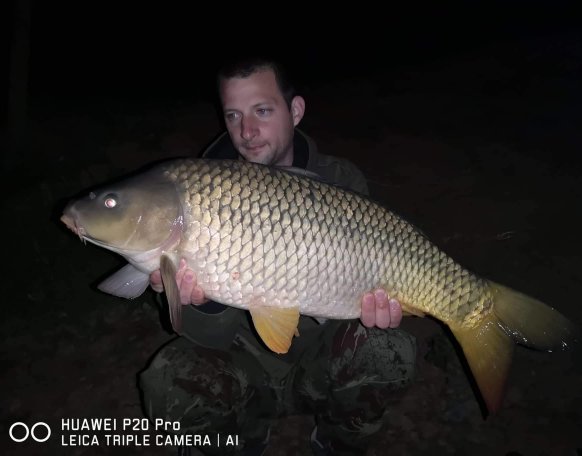 Németh Péter horgásztársunk a képen látható 9 kg-os pontyot fogta a Magyarszecsődi tavon.  Szívből gratulálunk!