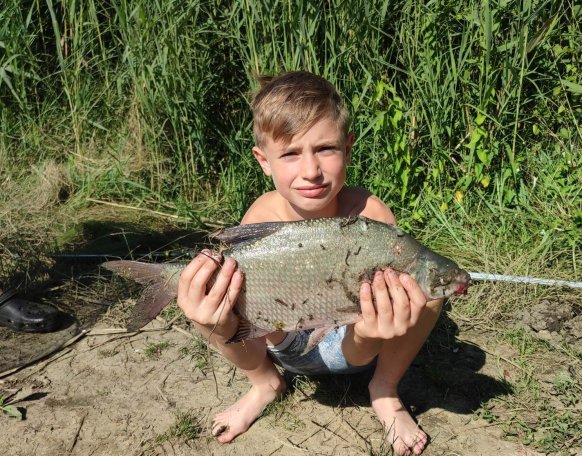 Ferencz Olivér fiatal pecás társunk fogta ezt a szép 1 kg körüli dévérkeszeget a gersekaráti Sárvíz-tavon!
Gratulálunk!