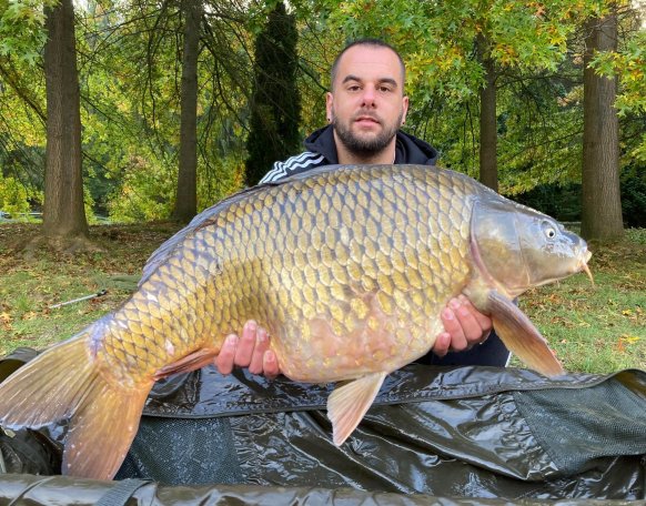 Esztergályos Péter horgásztársunknak a Hársas-tavon sikerült egy 13,20 kg-os pontyot horogra csalni, melyhez szívből gratulálunk!