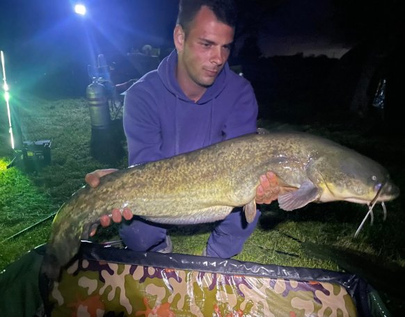 Osbáth Márk, barátjával Molnár Tamással tartott horgásztúrát Gersekaráton csütörtöktől vasárnapig. Sok pontyot sikerült fogniuk 6,8kg és 14,3kg közt. A túra legnagyobb halát Tominak sikerült kifognia.  A halak visszaengedésre kerültek.