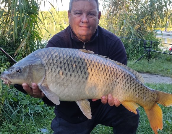 Szombati horgászat után ismét sikerült egy 67cm,07,90kg-os szép pontyot meg szákolni és mérés után vissza engedni a tóba😃😃👍