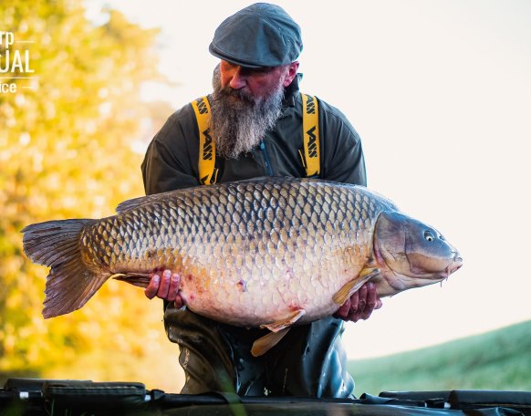 Molnár Szabolcs horgásztársunk a hétvégén egy igazán különleges fogásról számolt be Keen Carp Magyarország közösségi oldalán.  A képeken látható 32 kg feletti tőpontyot a Rába Műcsatorna Ikervári szakaszán sikerült ideiglenesen matracra fektetnie a Nutty Mixből készült, balanszírozott horogcsalinkkal, mely mellé etetésként Nutty Mixből készült bojlit szórt. Szívből gratulálunk a nem mindennapi fogáshoz!