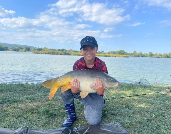 Fuisz Nimród édesapjával ment ki a Lukácsházi Abért II-es tóra törpeharcsázni, majd  úgy 30-35 törpeharcsa után Nimród úszós botján egy szép halnak ígérkező kapás jelentkezett. 18-20 percnyi fárasztás után egy szép 10+ tükörpontyot sikerült szákba terelni.
Természetesen gyors fényképezés és sebfertőtlenítés után azonnal visszaengedésre is került.