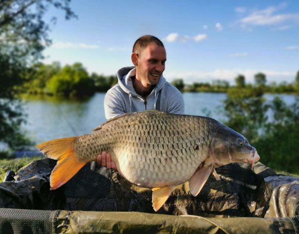 Sákovics Péter  horgásztársunk szombaton fogta a képen látható 10+os pontyot, melyet a Magyarszecsődi-tavon terelt szákba.  Szívből gratulálunk!