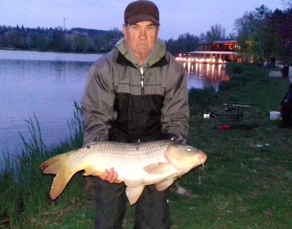 Endrődy Zoltán, Horváth Gyula baráti társaságában horgászott, majd kora reggel sikerült egy 10+-os gyönyörű pontyot fogni, aznap több (60 cm )  méretes fogással zárták a horgászatot.Köszönjük a szép halakat!