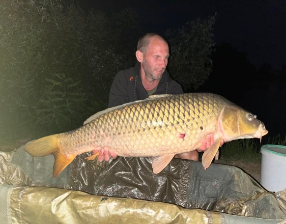 Sákovics Péter horgásztársunk a Magyarszecsődi tavon fogott a napokban egy 13,2 kg-os pontyot, melyhez gratulálunk!