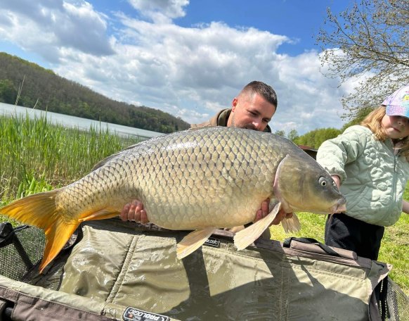 Szombaton érkeztem a tóra este 8 órakor.  2 napos pecámra. Gyors kipakolás után fel álítottam a rod-podom. Össze raktam a botokat, csalinak bojlit használtam 20mm-es főzöttet.  Az elökére egy szem cfb-s bojli került egy édes enyhén csípős bojli. Raktam fel mellé egy kicsi pva hálót is ugyan abból a csaliból. Körülbelül 80 m távolságba dobtam be a szerelést.