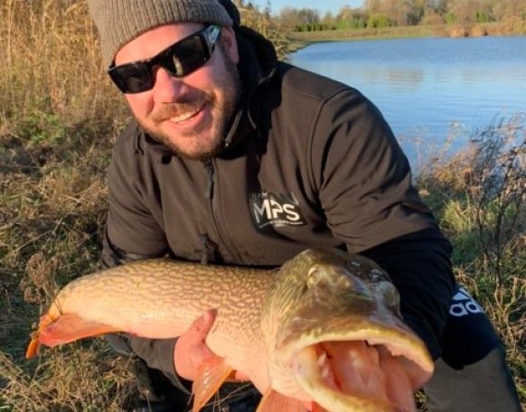 Botfa Bálint horgásztársunk fogta pergetve a képen látható 110 cm-es kb. 12 kg-os csukát az Abért tavon. A vasvári pecás gyönyörű napsütéses időben egy körforgó villantóval tudta becsapni ezt a csodálatos ragadozót.