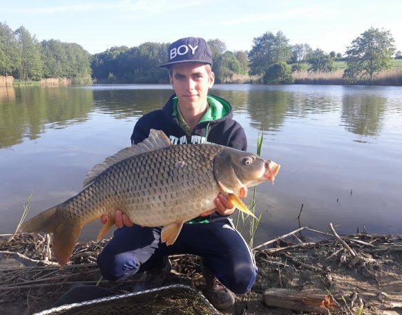 Bucsek Martin horgásztársunknak ma hajnalba sikerült horogra csalni egy hibátlan 8 kg-os tövest Gersekaráton! A hal a kifogás után visszanyerte szabadságát és megszabadította a szerencsés horgász egy forgókapocstól ami rajta volt a halon.