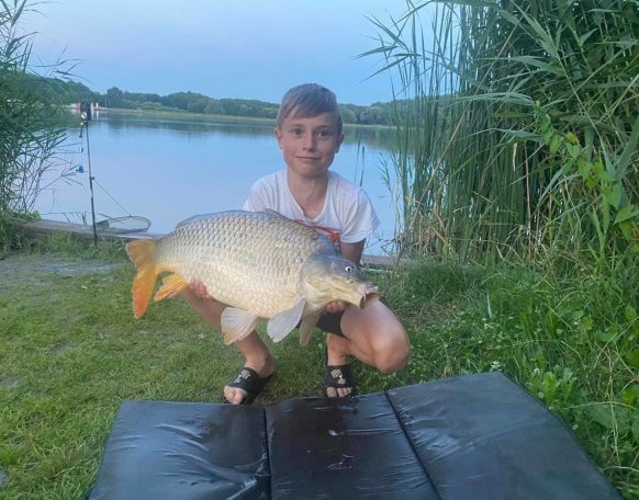 Ferencz Olivér 9,5 éves ifjú horgásztársunk egy csodálatos 58 cm-es közel 6 kg-os Gersekaráti pontyot fogott.