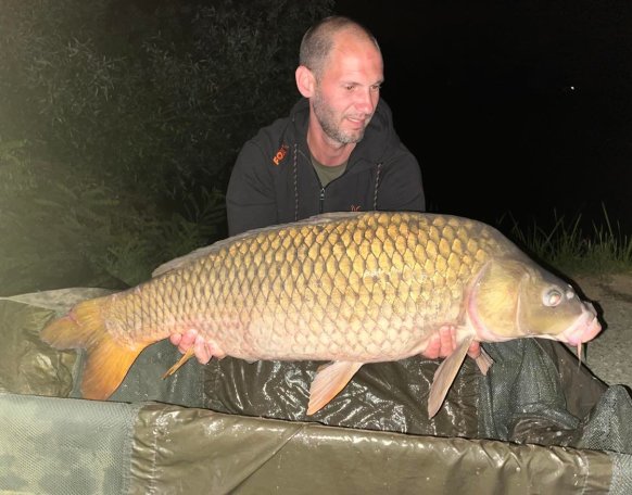 Sákovics Péter horgásztársunk a Magyarszecsődi tavon fogott a napokban egy 11,6 kg-os pontyot, melyhez gratulálunk!