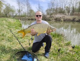 Első pecám a Pinka patakon.
Kèt kisebb ponty után, ez a gyönyörű 5.2 kg-os .
Köszi Pinka !