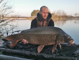 Sákovics Péter horgásztársunk fogta a képen látható 12 kg-os pontyot. Szívből gratulálunk!