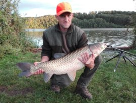 Takács Péter horgásztársunk a Sárvíz tavon fogta a képen látható 11 kg-os amurt.