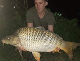 Szombathelyi Csónakázó tavon fogta baráti pecán a képen látható szép pontyot Faller Tamás. A kifogott ponty 10 kg körüli volt. A hal egy gyors fotózás után visszanyerte szabadságát! Köszönjük!