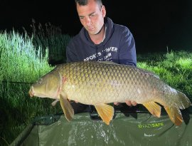 Osbáth Márk, barátjával Molnár Tamással tartott horgásztúrát Gersekaráton csütörtöktől vasárnapig. Sok pontyot sikerült fogniuk 6,8kg és 14,3kg közt. A túra legnagyobb halát Tominak sikerült kifognia.  A halak visszaengedésre kerültek.