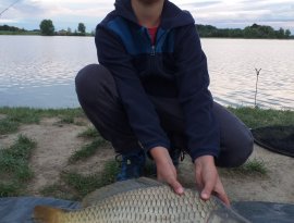 Zsolti új rekordját 3 méteres feeder bottal,fenekező módszerrel sikerült kifognija.8 mm-es pelletre éhezett meg.