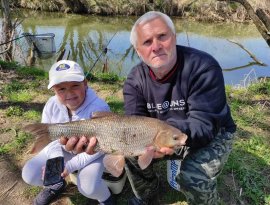 Jakab Sándor horgásztrásunk április 14-én fogta ezt a 40cm-es domolykót a Pinka patakon. A hal egy gyors fotózást követően visszanyerte szabadságát.