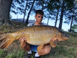 Kovács Lőrinc ifjú horgásztársunknak egy csodálatos 12 kg-os ponty akadt a horgára a Szombathelyi Csónakázó tavon.  Szívből gratulálunk a szép fogashoz! 
Horgásztárunktól kapott rövid beszámoló a következőkben osztjuk meg: „Megérkeztünk Szombathelyi Csónakázó-tóra délután negyed 6 kor, fél 6 kor kerültek be a botok,  rá 10 percre egy csodaszép „füstölős” kapásra lettem figyelmes, majd a megakasztást követően, 15 perc fárasztás után sikerült szákba terelni ezt a gyönyörű szép 12 kilós pikkelyest. Eléggé stresszes voltam, mivel kb. 20-an álltak körbe, néztek és fotóztak, amint a vízben állva visszaengedem a halat”