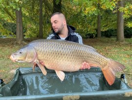 Esztergályos Péter horgásztársunknak a Hársas-tavon sikerült ezt a gyönyörű 15,20 kg-os pontyot megfognia, melyhez szívből gratulálunk! A hal fotózás után visszaengedésre került!